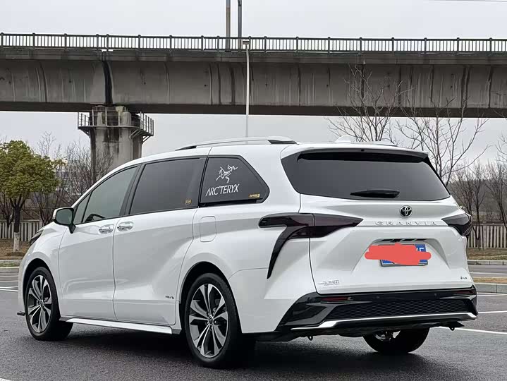 Фото 5 - Toyota Granvia