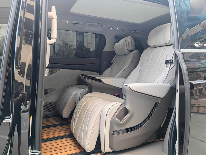 Фото 7 - Denza D9