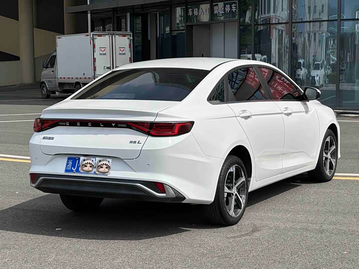 Фото 6 - Geely Emgrand L