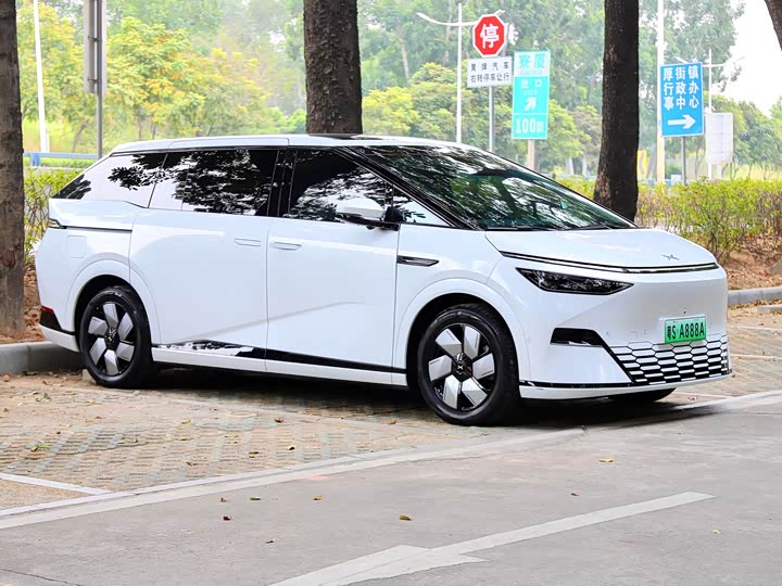 Фото 3 - XPeng X9