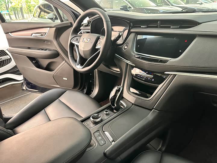 Фото 9 - Cadillac XT6