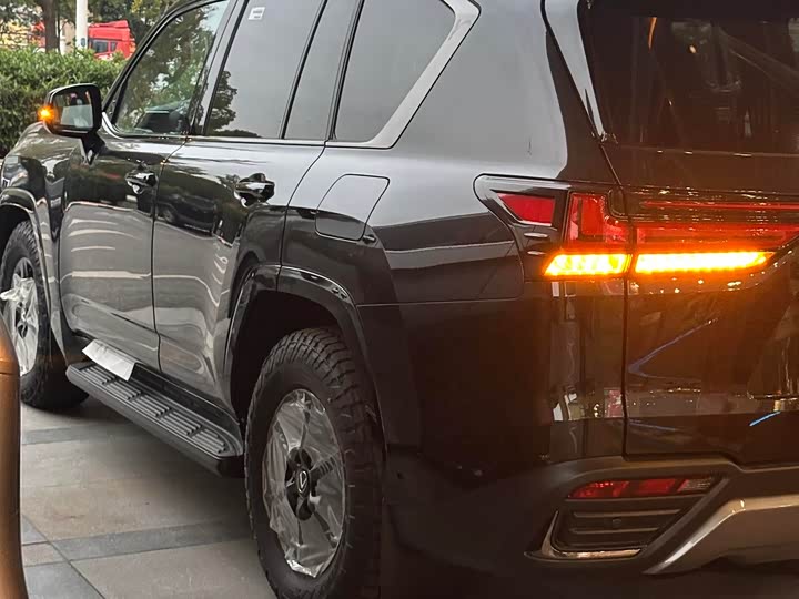 Фото 6 - Lexus LX