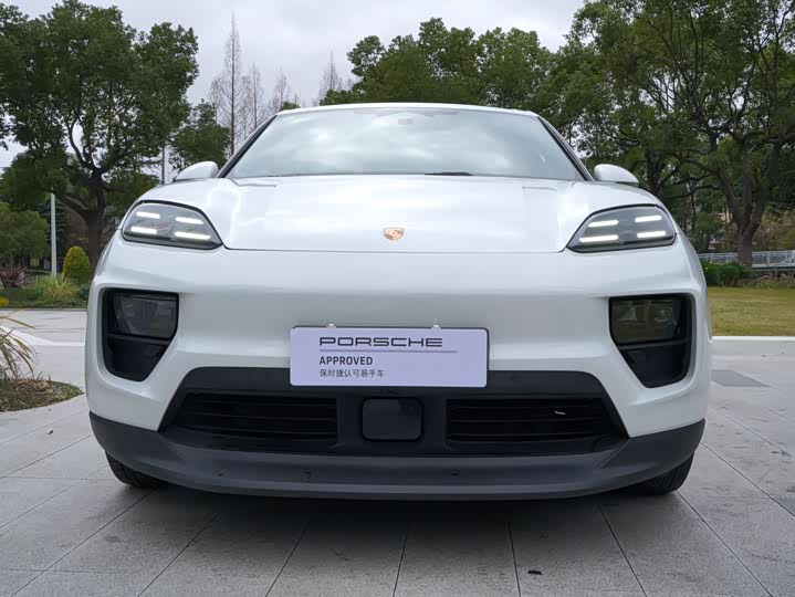 Фото 2 - Porsche Macan EV