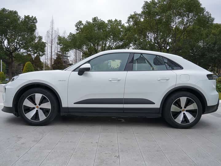 Фото 3 - Porsche Macan EV
