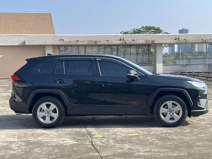 Фото 4 - Toyota RAV4