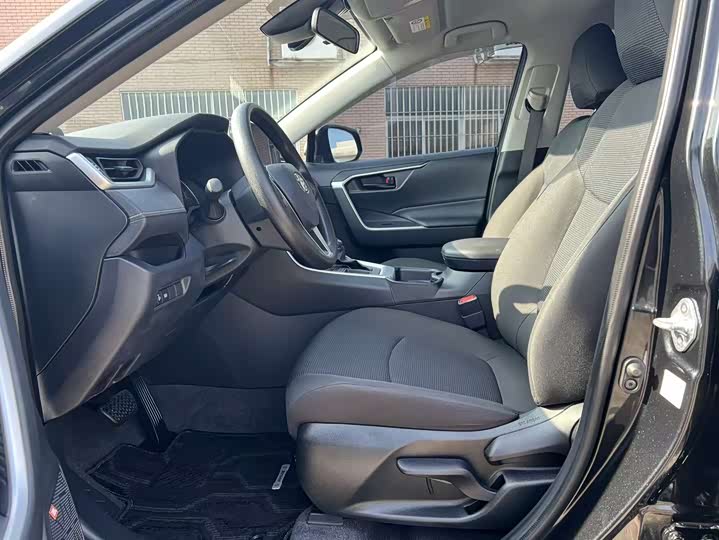 Фото 8 - Toyota RAV4