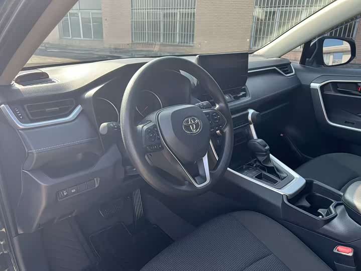 Фото 9 - Toyota RAV4