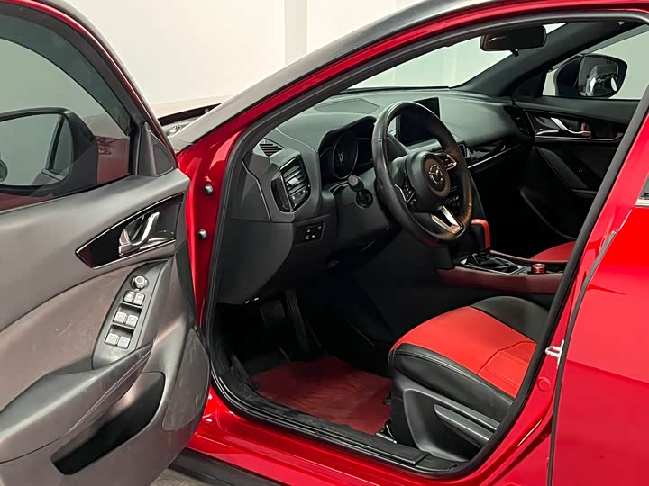 Photo 8 - Mazda CX-4