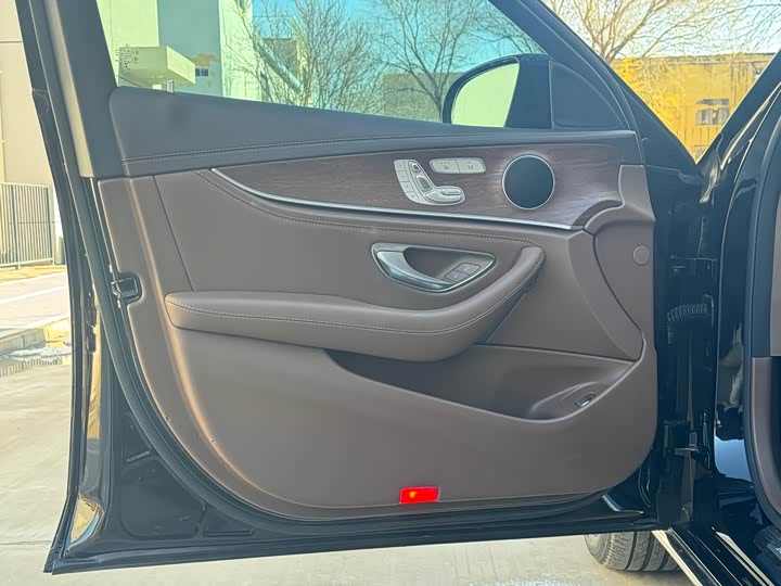 Фото 9 - Mercedes-Benz E-Class