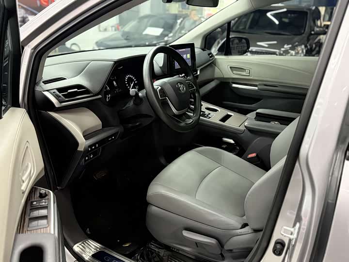 Photo 4 - Toyota Granvia