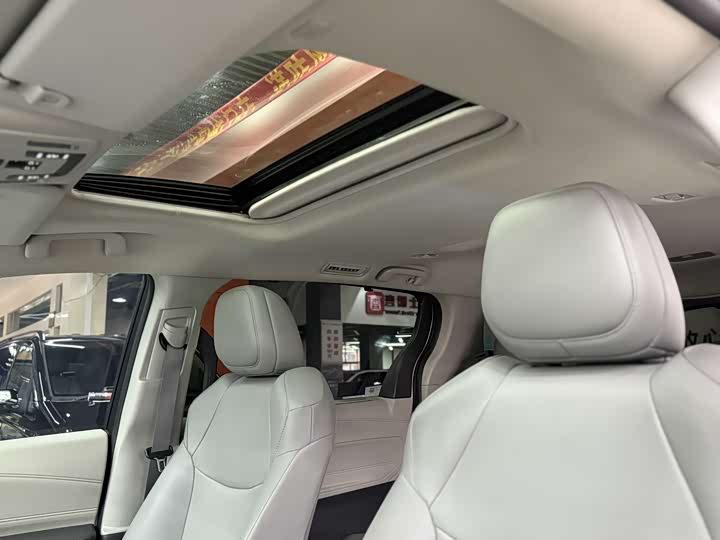 Photo 5 - Toyota Granvia