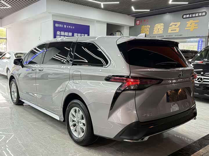 Photo 8 - Toyota Granvia