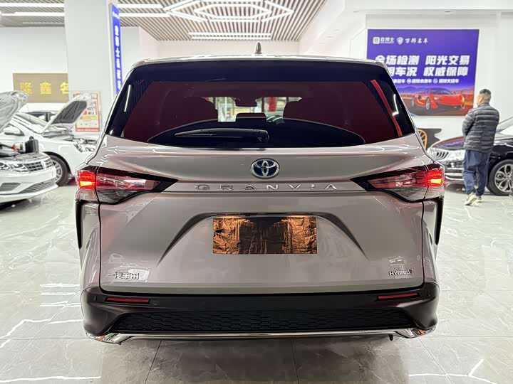 Photo 9 - Toyota Granvia