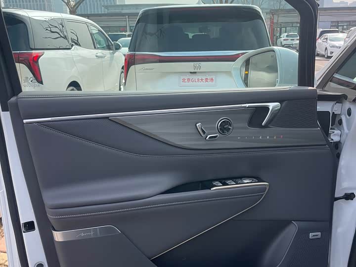 Photo 3 - Buick GL8 ES