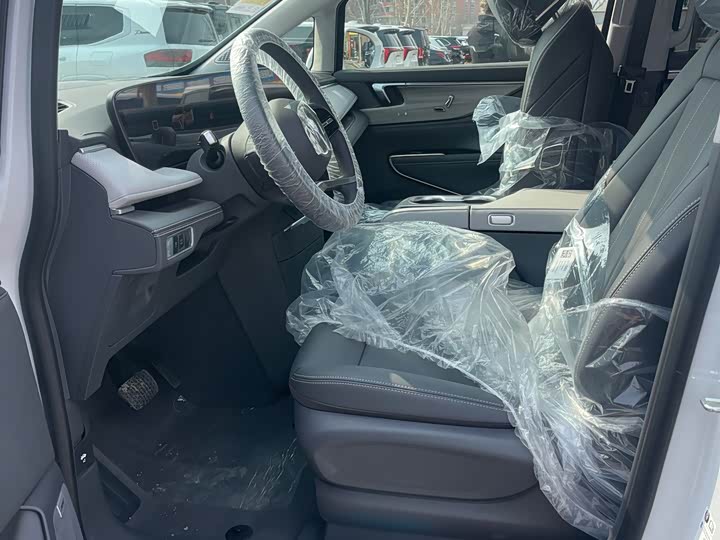 Photo 5 - Buick GL8 ES