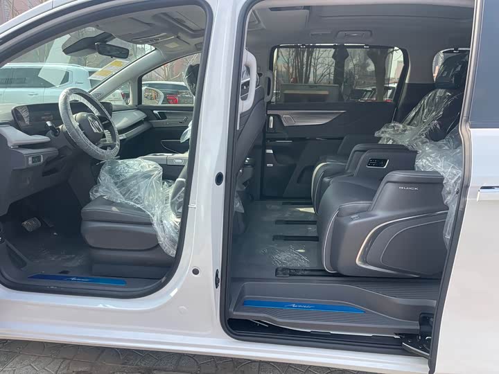 Photo 7 - Buick GL8 ES