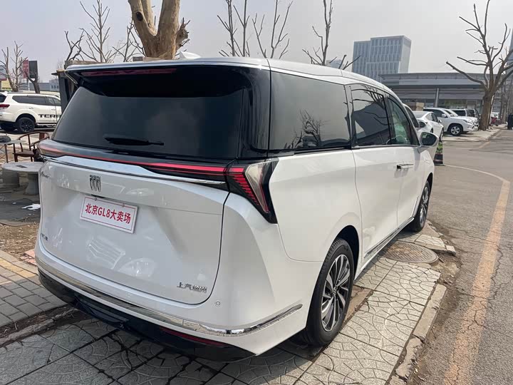 Photo 8 - Buick GL8 ES