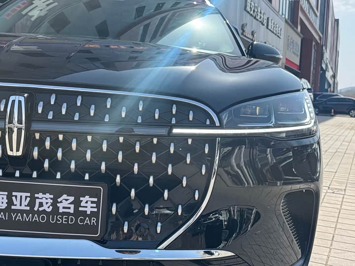 Photo 4 - Lincoln Corsair