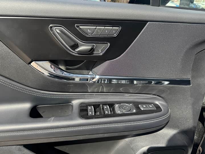 Photo 7 - Lincoln Corsair