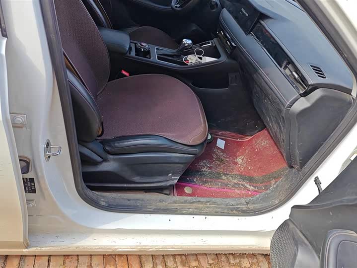 Фото 8 - Roewe i5