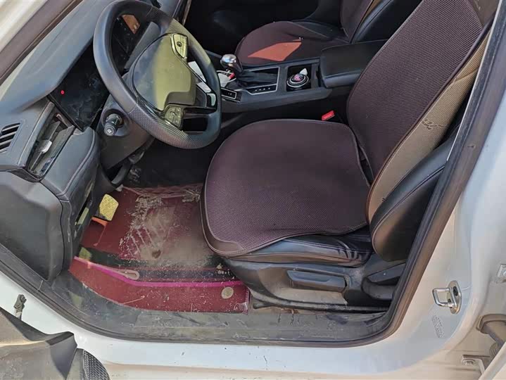 Фото 9 - Roewe i5