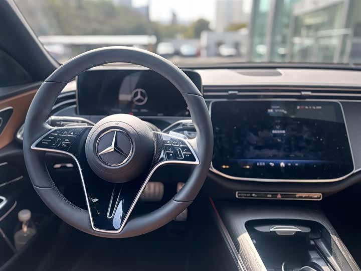 Фото 9 - Mercedes-Benz E-Class