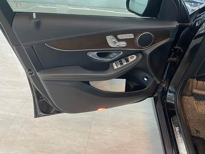 Photo 6 - Mercedes-Benz GLC-Class