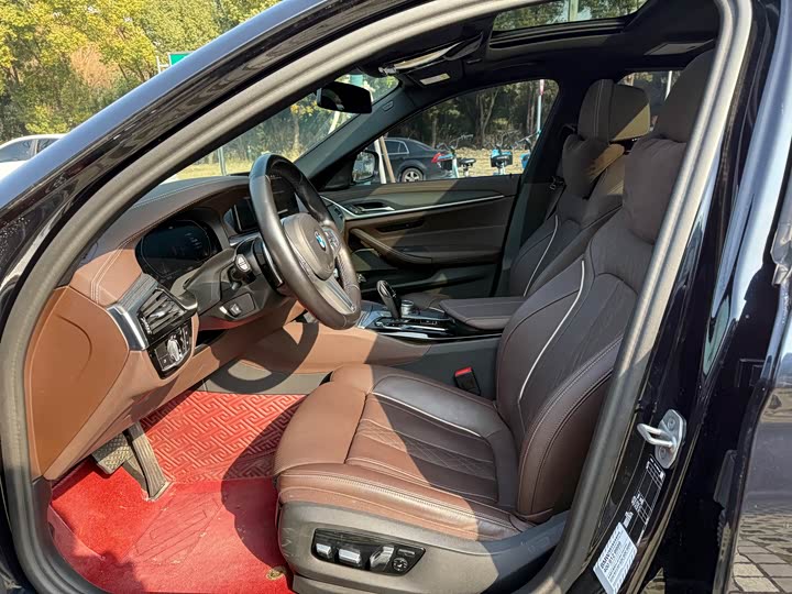 Photo 4 - BMW 5 Series