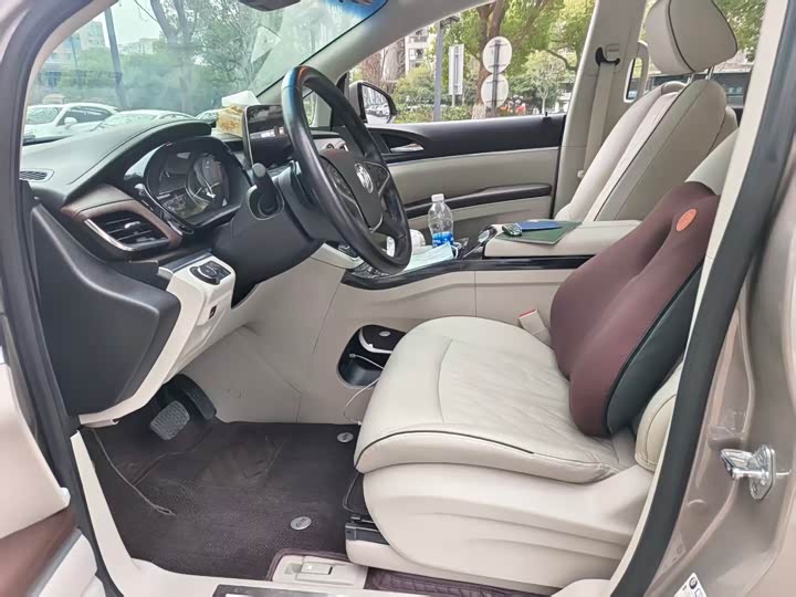 Фото 4 - Buick GL8 ES