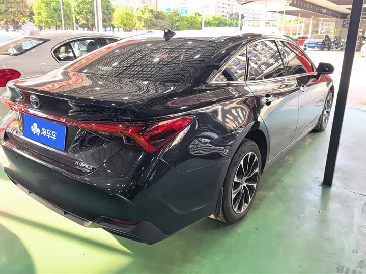 Photo 3 - Toyota Avalon