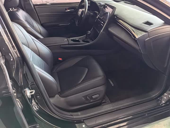 Photo 8 - Toyota Avalon