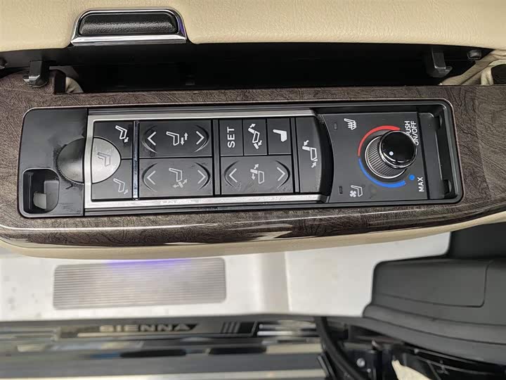 Фото 8 - Toyota Sienna