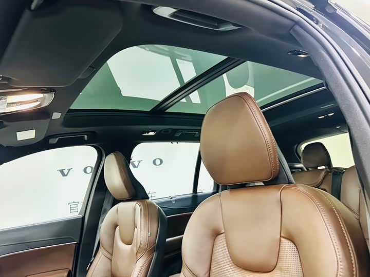 Фото 9 - Volvo XC90