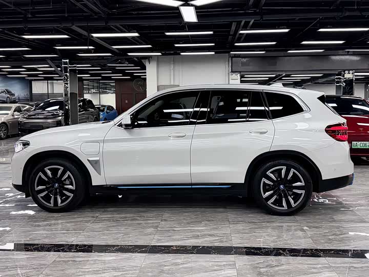 Photo 4 - BMW iX3