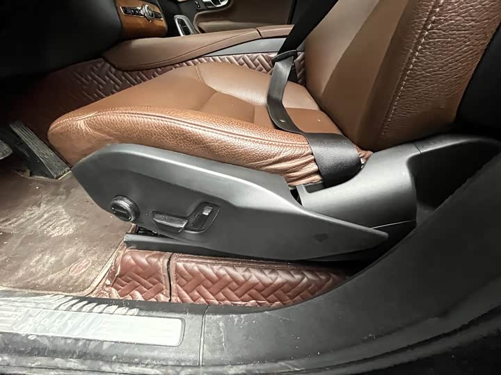 Фото 6 - Volvo XC90