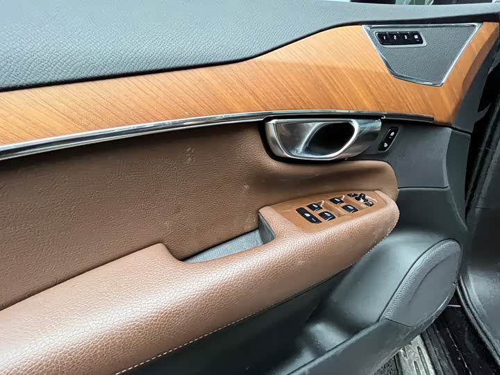 Фото 7 - Volvo XC90