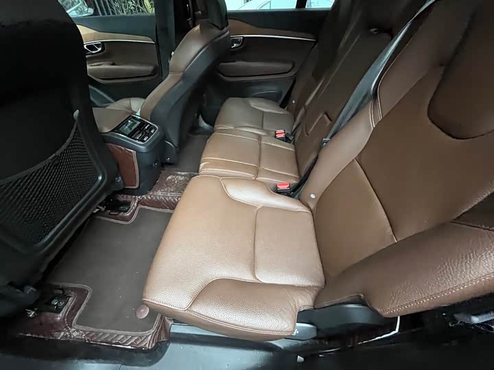 Фото 8 - Volvo XC90