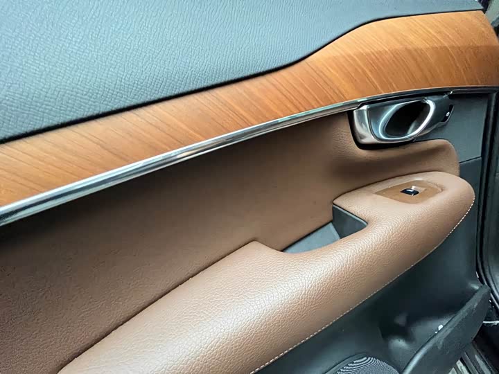 Фото 9 - Volvo XC90