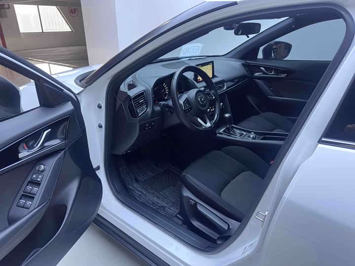 Photo 9 - Mazda CX-4