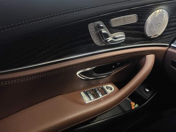 Фото 7 - Mercedes-Benz E-Class