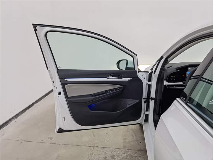 Фото 8 - Volkswagen Golf