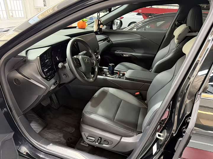 Photo 5 - Lexus RX Hybrid