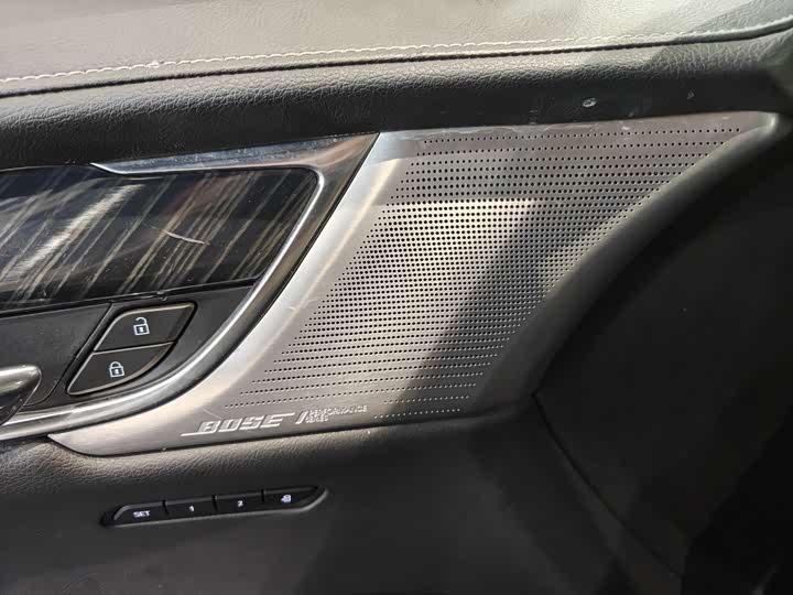 Фото 9 - Cadillac XT6