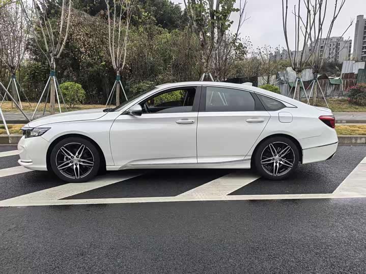 Фото 3 - Honda Inspire