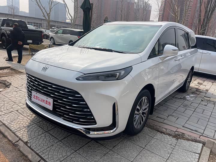 Photo 1 - Buick GL8 ES