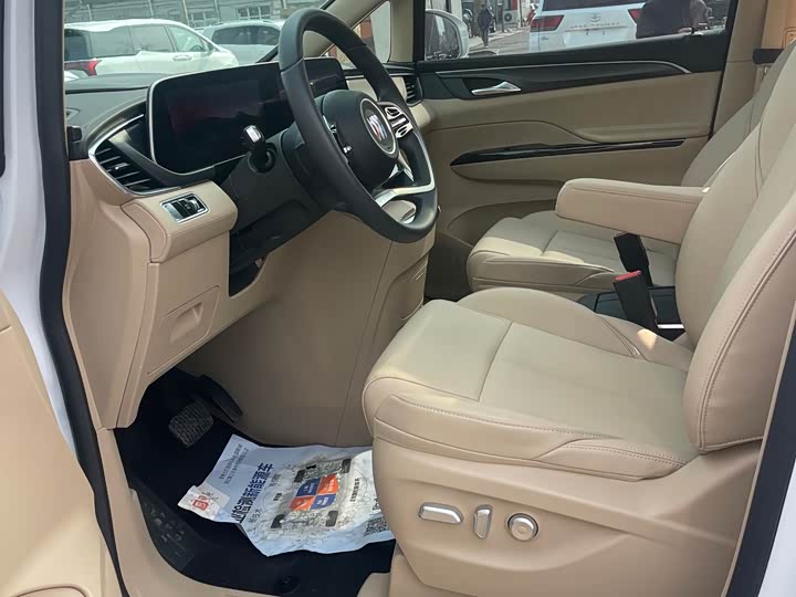 Photo 4 - Buick GL8 ES