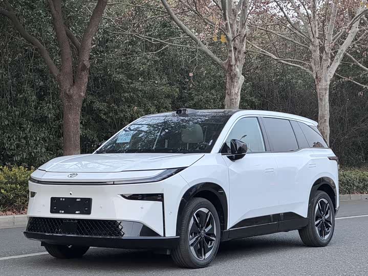 Фото 1 - Toyota bZ3X