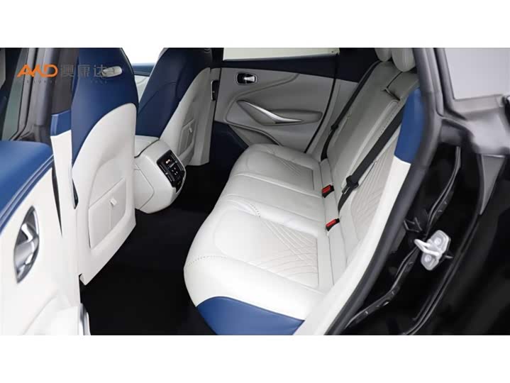 Photo 7 - Aston Martin DBX