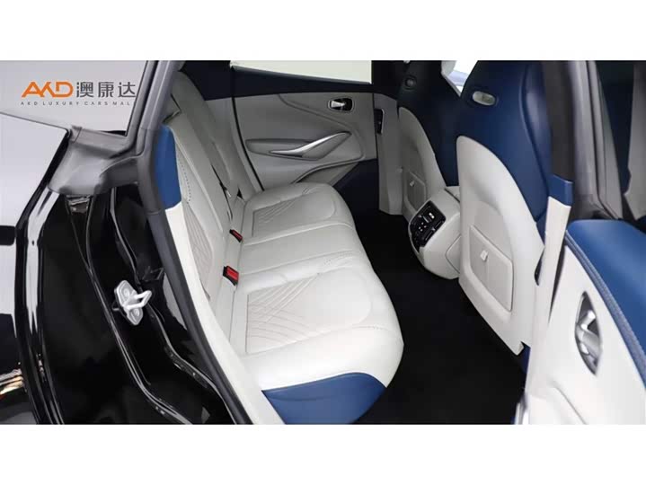 Photo 8 - Aston Martin DBX