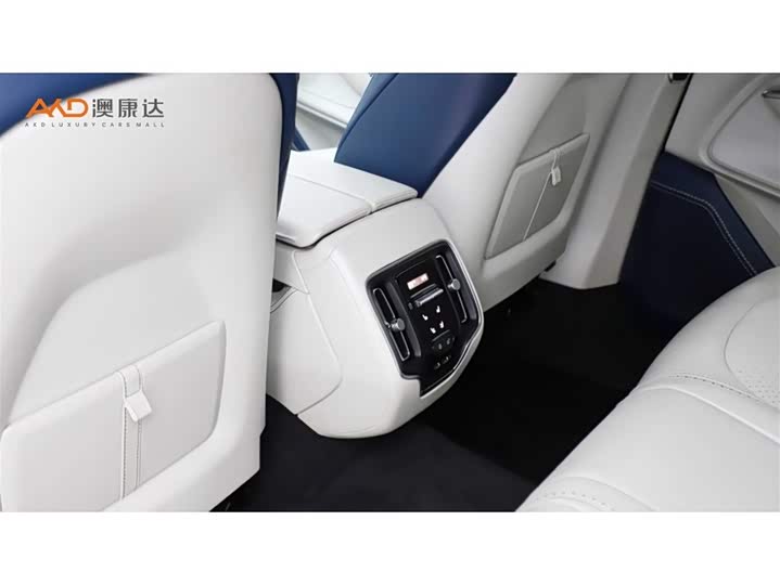 Photo 9 - Aston Martin DBX